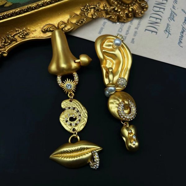 Graceful And Fashionable Nose Mouth Ear Expression Earrings